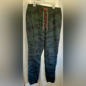 Camouflage Jogger Pants
Medium
Elastic waist and leg cuff